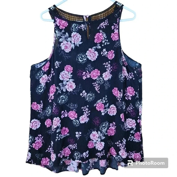 Torrid black floral gauze crochet sleeveless top - Picture 2 of 7